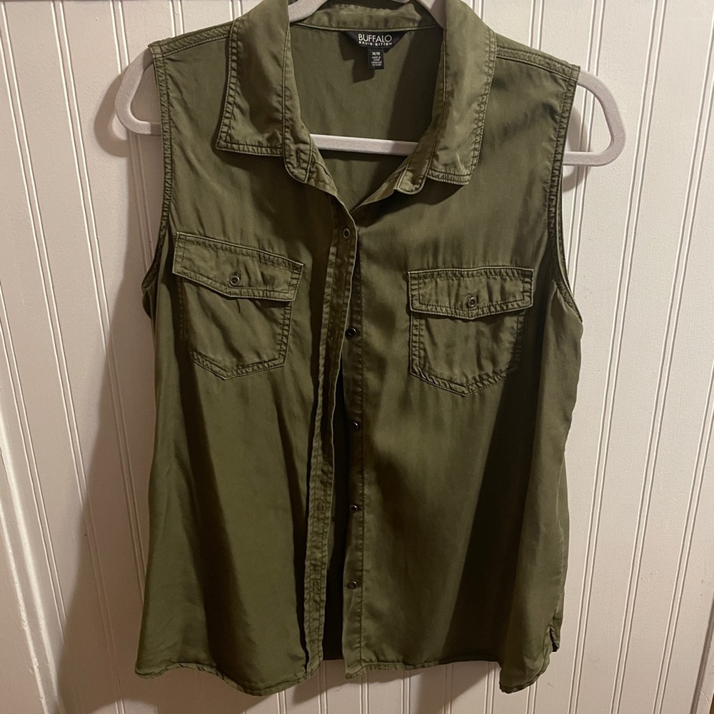 Sleeveless button down top